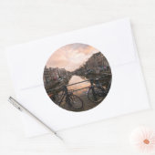 Fietsen op zonsondergang in Amsterdam Ronde Sticker (Envelop)