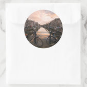 Fietsen op zonsondergang in Amsterdam Ronde Sticker (Tas)