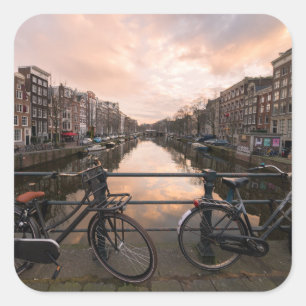 Fietsen op zonsondergang in Amsterdam Vierkante Sticker