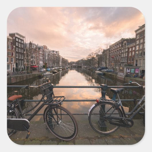 Fietsen op zonsondergang in Amsterdam Vierkante Sticker (Voorkant)