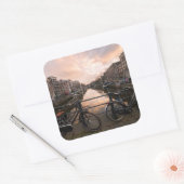 Fietsen op zonsondergang in Amsterdam Vierkante Sticker (Envelop)