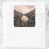 Fietsen op zonsondergang in Amsterdam Vierkante Sticker (Tas)