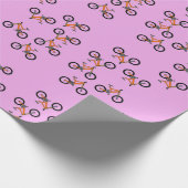 Fietsen patroon op roze cadeaupapier (Hoek)