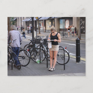 Fietsen van een miniskirt briefkaart