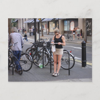 Fietsen van een miniskirt briefkaart