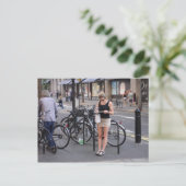 Fietsen van een miniskirt briefkaart (Staand voorkant)