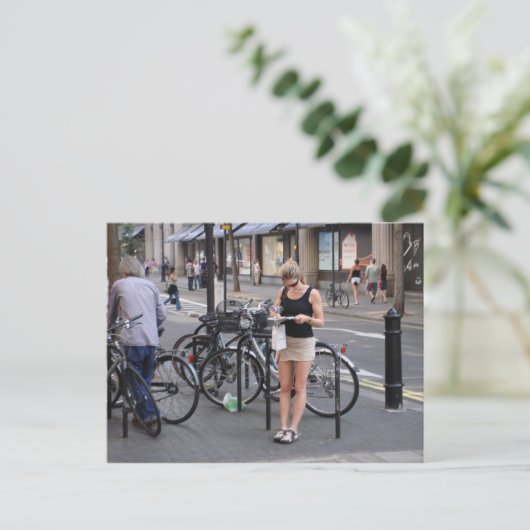 Fietsen van een miniskirt briefkaart (Staand voorkant)