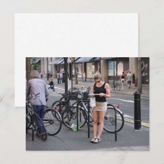 Fietsen van een miniskirt briefkaart (Voorkant / Achterkant)