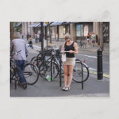 Fietsen van een miniskirt briefkaart (Voorkant)