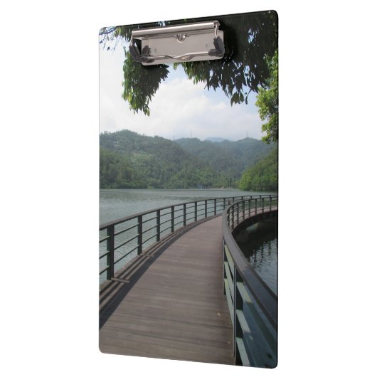 Fietsenbrug over water klembord (Links)