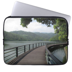Fietsenbrug over water laptop sleeve