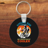 Fietsende papa als een gewone maar coolere fiets sleutelhanger (Voorkant)
