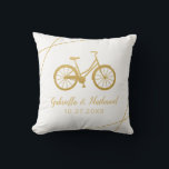 Fietser huwelijkscadeau kussen<br><div class="desc">Een retro strandcruiser fiets in goud,  met gepersonaliseerde trouwnamen en datum. Lettertypen kunnen worden bewerkt en de achtergrondkleuren aan de voor- en achterkant kunnen individueel worden gewijzigd door op 'Aanpassen verder' te klikken en de achtergrondkleurkiezer te gebruiken.</div>