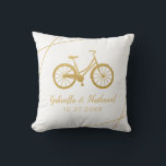 Fietser huwelijkscadeau kussen<br><div class="desc">Een retro strandcruiser fiets in goud, met gepersonaliseerde trouwnamen en datum. Lettertypen kunnen worden bewerkt en de achtergrondkleuren aan de voor- en achterkant kunnen individueel worden gewijzigd door op 'Aanpassen verder' te klikken en de achtergrondkleurkiezer te gebruiken.</div>