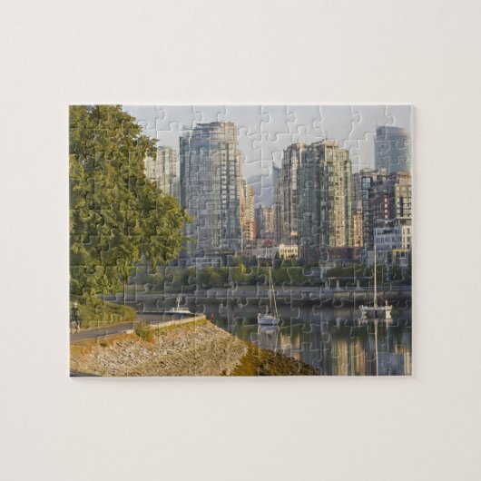 Fietser langs het Seawall Trail in het centrum Legpuzzel (Horizontaal)