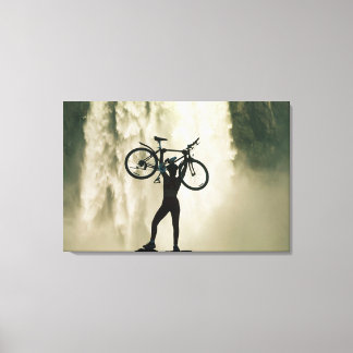 Fietser voor de waterval canvas afdruk