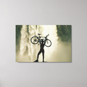 Fietser voor waterval canvas afdruk