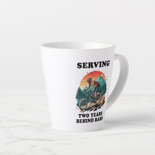 Fietsers die twee jaar achter de tralies rijden latte mok (Rechterhoek)