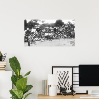 Fietsers kunnen niet wachten bij spoorwegovergang poster