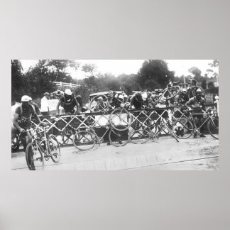 Fietsers kunnen niet wachten bij spoorwegovergang poster