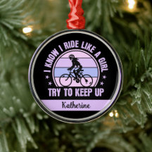 Fietsmeisje probeert de fiets van de Retro-fiets o