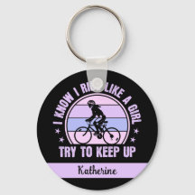 Fietsmeisje probeert de fiets van de Retro-fiets o