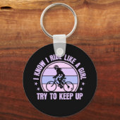 Fietsmeisje probeert de fiets van de Retro-fiets o Sleutelhanger (Voorkant)