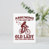 Fietsvrouw veronderstelt dat ik gewoon een ouwe La Briefkaart (Staand voorkant)