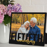 Fiftieth Jubileum Overmaatse Typografie Fotoplaat<br><div class="desc">Moderne fotoplaquette voor je gouden trouwdag. Het ontwerp kenmerkt moderne overmaatse typografie en borstelmanuscript in zwart en goud. Het fotomalplaatje is opstelling voor u om één van uw favoriete foto's toe te voegen,  die in landschapsformaat wordt getoond.</div>