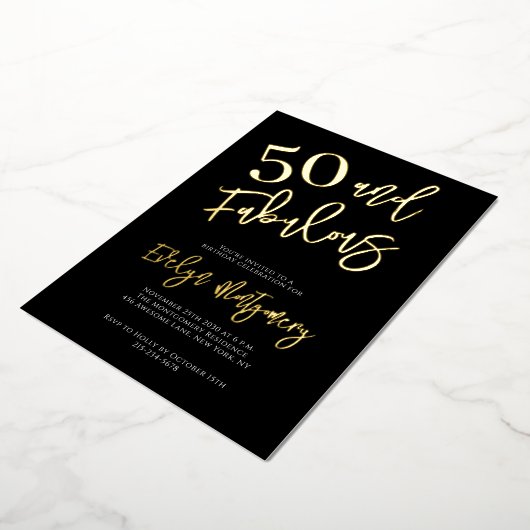 Fifty and Fabulous Gold Black 50th Birthday Party Folie Uitnodiging (Gedraaid)