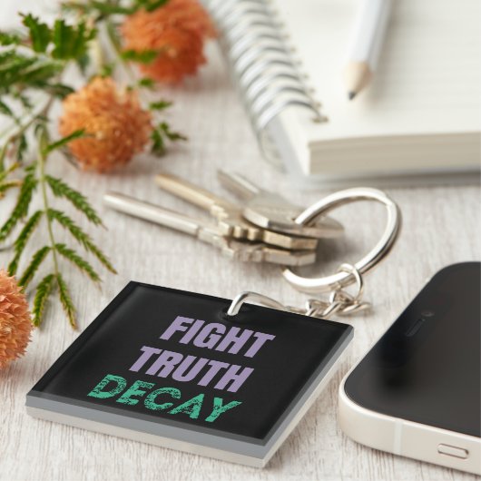 Fight Truth Decay Sleutelhanger (Voorkant Rechts)