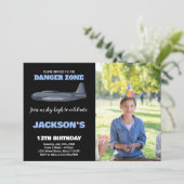 Fighter Jet Verjaardag Uitnodigingen Blauw met fot (Staand voorkant)