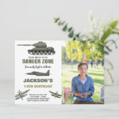 Fighter Jet Verjaardag Uitnodigingen Gevaar Een fo (Staand voorkant)