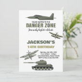 Fighter Jet Verjaardag Uitnodigingen Gevaarzone (Staand voorkant)