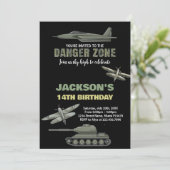 Fighter Jet Verjaardag Uitnodigingen Gevaarzone BK (Staand voorkant)