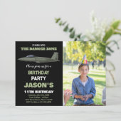 Fighter Jet Verjaardag Uitnodigingen Groen Donker  (Staand voorkant)