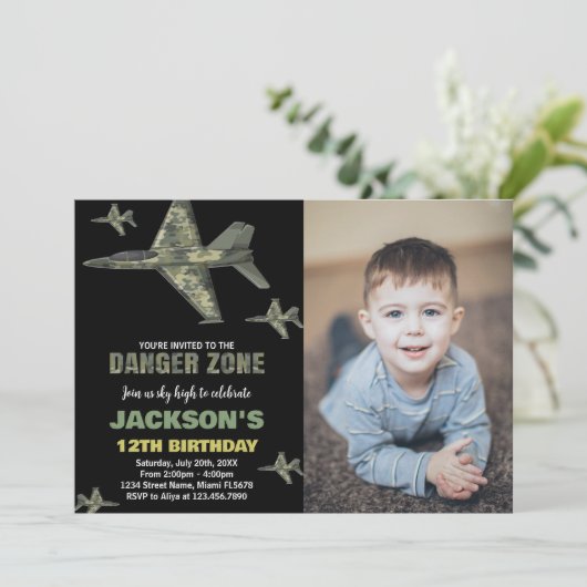 Fighter Jet Verjaardag Uitnodigingen Groen Zwart F (Staand voorkant)