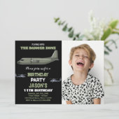 Fighter Jet Verjaardag Uitnodigingen Groen Zwart f (Staand voorkant)
