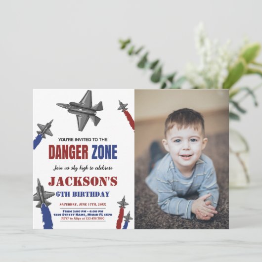 Fighter Jet Verjaardag Uitnodigingen Rood Blauw W (Staand voorkant)