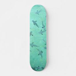 Fiji zwemt in helder blauw skateboard
