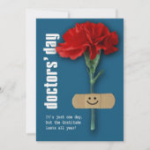 Fijne Artsen Dag. Rode anjnatie, aangepast Kaart (Voorkant)