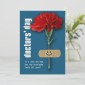 Fijne Artsen Dag. Rode anjnatie, aangepast Kaart (Staand voorkant)