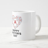 Fijne artsendag met medische hartmonogram grote koffiekop (Voorkant rechts)