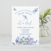 Fijne blauwe bloemen en vlinders Uitnodiging (Staand voorkant)