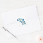 Fijne blauwe bloemen met vlinder vierkante sticker (Envelop)