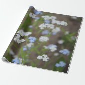 Fijne blauwe en witte bloemen cadeaupapier (Uitgerold)
