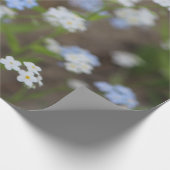 Fijne blauwe en witte bloemen cadeaupapier (Hoek)