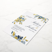Fijne Blauwe Vloer en Gold Bloom Wedding Design Folie Uitnodiging (Gedraaid)