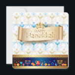 Fijne Chanoeka! Vakantie Feestdagenkaart<br><div class="desc">Fijne Chanoeka! Joodse Vakantie uitnodiging,  wenskaart,  joodse vakantie Chanoeka,  "Judaica",  wenskaart,  traditionele Chanoeka symbolen - houten dreidels (spinning top),  Hebreeuwse letters,  donuts,  menorah kaarsen,  oliekruik,  sterrendavid gloeiende lichtpatroon, </div>