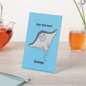 Fijne doornvis cartoon reclamebord met voetstuk (Insitu)